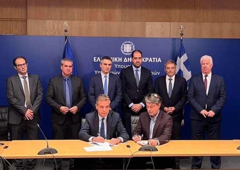 Δήμας: Υπεγράφη η σύμβαση για την επισκευή σεισμόπληκτων εργατικών κατοικιών στο Ληξούρι (pic)