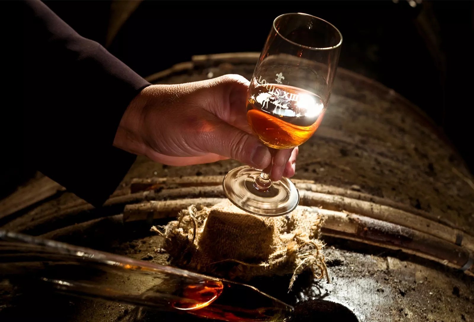 Η ιστορία πίσω από το εμβληματικό κονιάκ που περιέχει αποστάγματα 100 ετών: Remy Martin Louis XIII