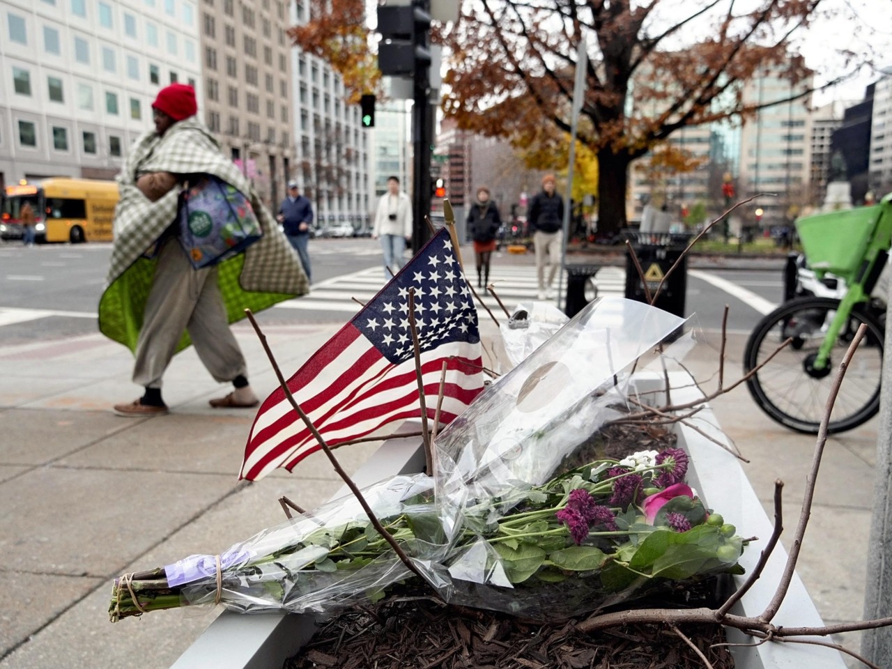 ΗΠΑ: Υπέκυψε στα τραύματά της η εθνοφρουρός που πυροβολήθηκε έξω από τον Λευκό Οίκο | Ειδήσεις για την Οικονομία