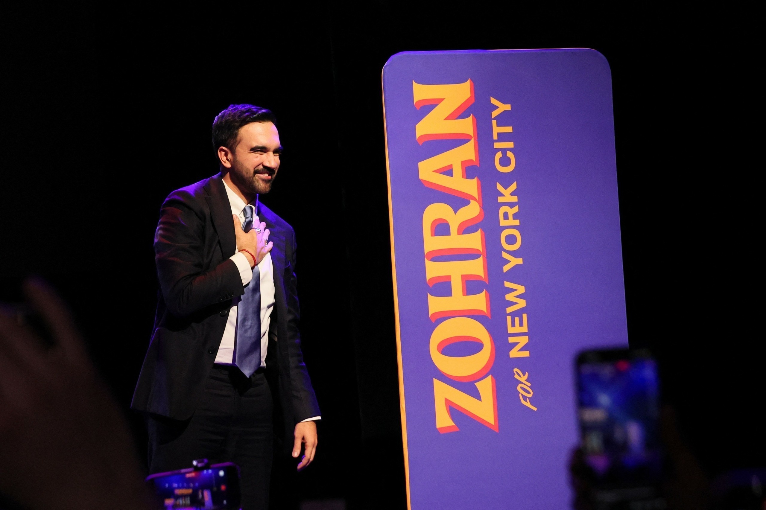 Ο Ζοχράν Μαμντάνι εξελέγη ο πρώτος μουσουλμάνος δήμαρχος της Nέας Υόρκης και σπάει το «τείχος» Τραμπ | Ειδήσεις για την Οικονομία