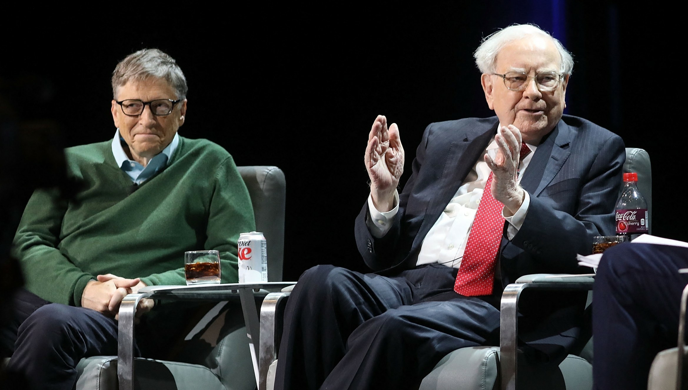 Ο Μπιλ Γκέιτς και η επιρροή του Γουόρεν Μπάφετ : Το βιβλίο που άλλαξε την επιχειρηματική σκέψη του | Ειδήσεις για την Οικονομία