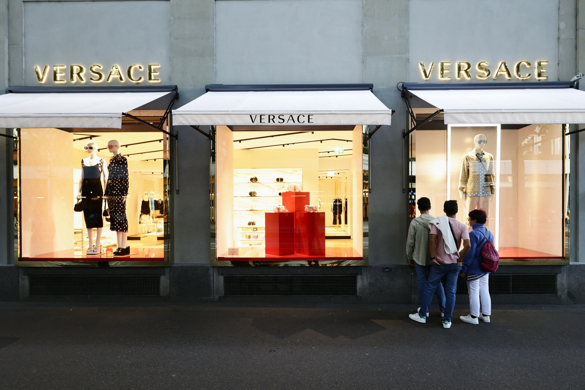 Versace υπό νέα ηγεσία: Πώς ο διάδοχος της Prada σχεδιάζει την επιστροφή του θρυλικού οίκου