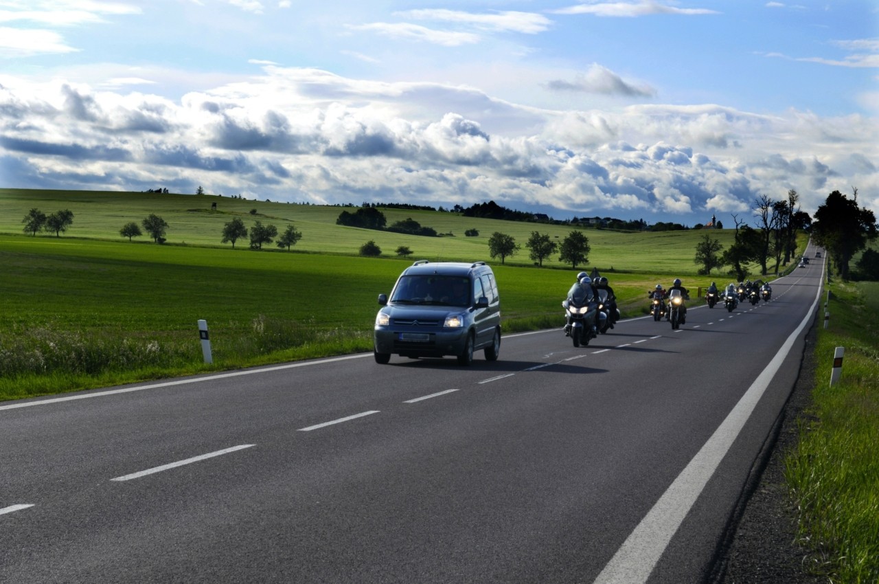 Γαλλία: Πώς αλλάζει την ηλεκτροκίνηση ο πρώτος αυτοκινητόδρομος ασύρματης φόρτισης | Ειδήσεις για την Οικονομία