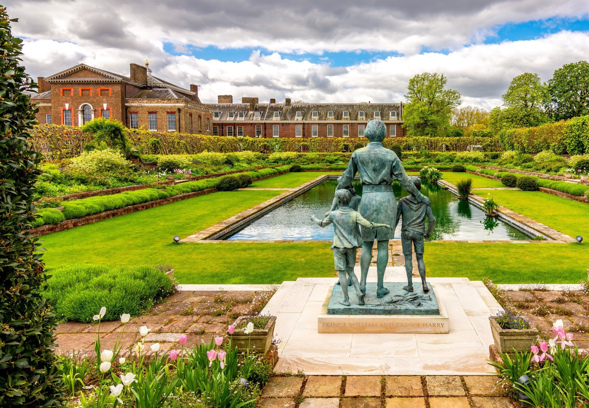 Πού ζει τελικά η βρετανική βασιλική οικογένεια; Aυτό είναι το χαρτοφυλάκιο ακινήτων αξίας 8,2 δισ. ευρώ Πού ζει τελικά η βρετανική βασιλική οικογένεια; Aυτό είναι το χαρτοφυλάκιο ακινήτων αξίας 8,2 δισ. ευρώ