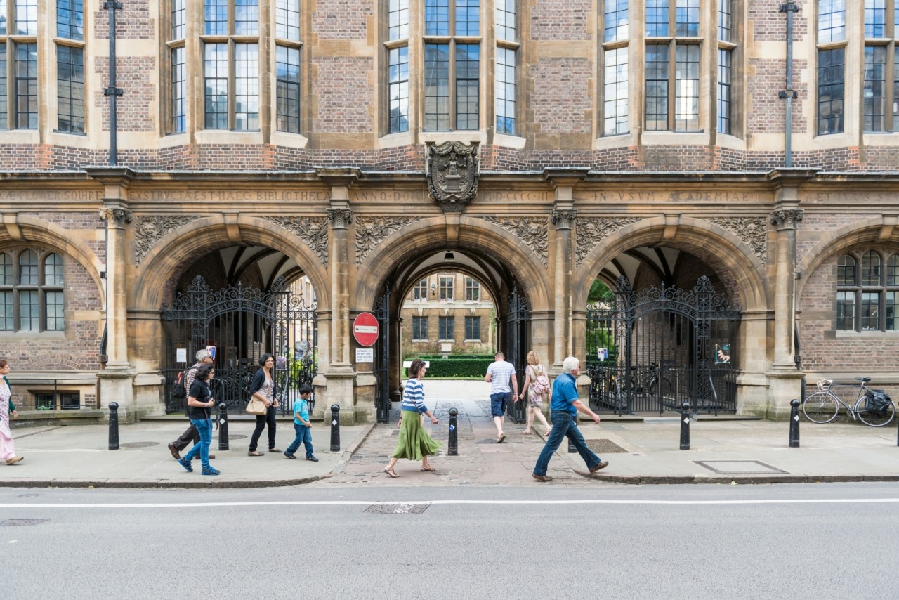 «Μετάνιωσα που πήγα στο πανεπιστήμιο» – Γιατί το πτυχίο στη Βρετανία αποδίδει λιγότερο από ποτέ (διαγράμματα) | Ειδήσεις για την Οικονομία