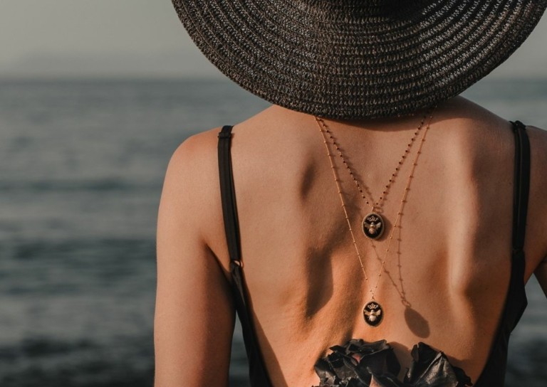 Η Μυρτώ Κατραμάδου σχεδιάζει κοσμήματα που αφηγούνται ιστορίες