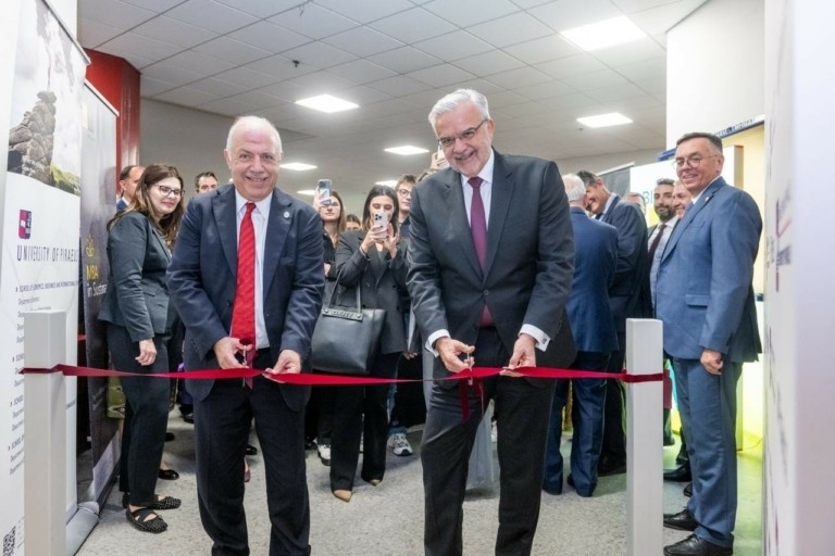 «Bloomberg Lab powered by Piraeus»: Σύγχρονο εργαστήριο με 12 τερματικά στο Πανεπιστήμιο Πειραιώς (pics)