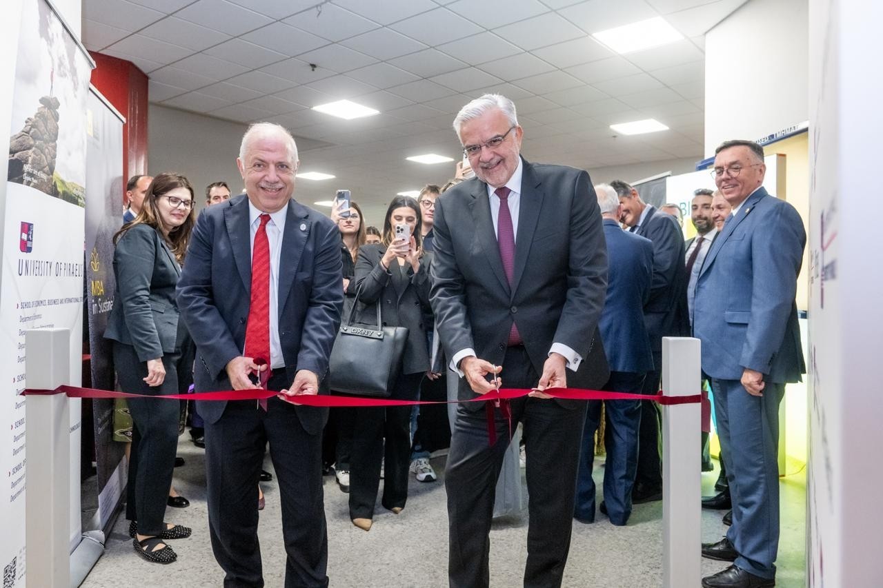 «Bloomberg Lab powered by Piraeus»: Σύγχρονο εργαστήριο με 12 τερματικά στο Πανεπιστήμιο Πειραιώς (pics) | Ειδήσεις για την Οικονομία