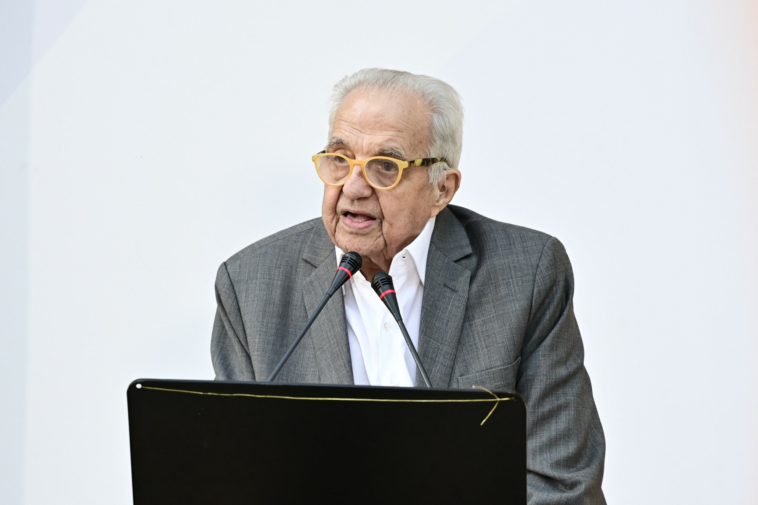 Στο Πάρκο Ελευθερίας το τελευταίο αντίο στον Αλέκο Φλαμπουράρη | Ειδήσεις για την Οικονομία