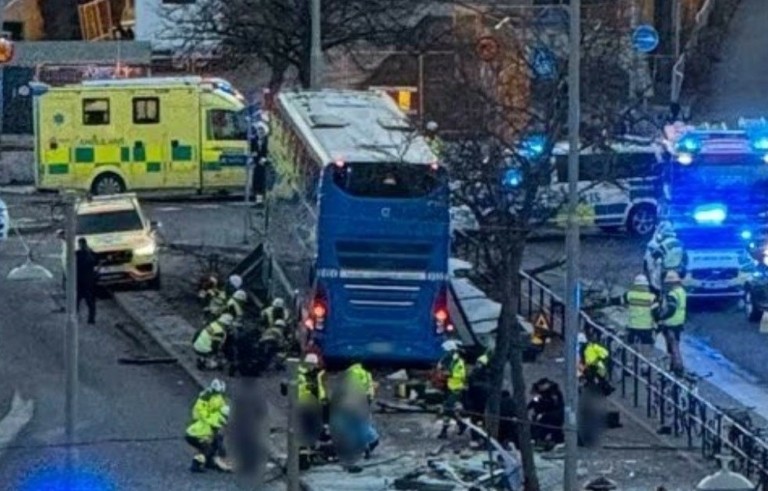 Στοκχόλμη: Λεωφορείο έπεσε σε στάση – Αναφορές για νεκρούς και αρκετούς τραυματίες (vids)