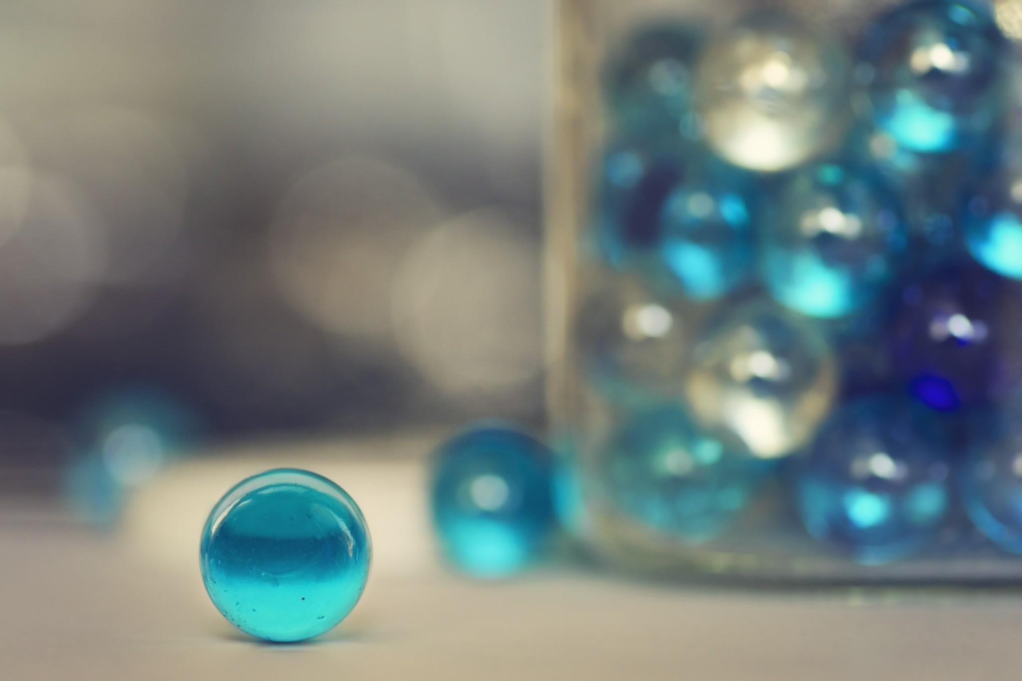 Η θεωρία του βάζου με τις μπίλιες: Πώς χτίζουμε την εμπιστοσύνη με τους άλλους