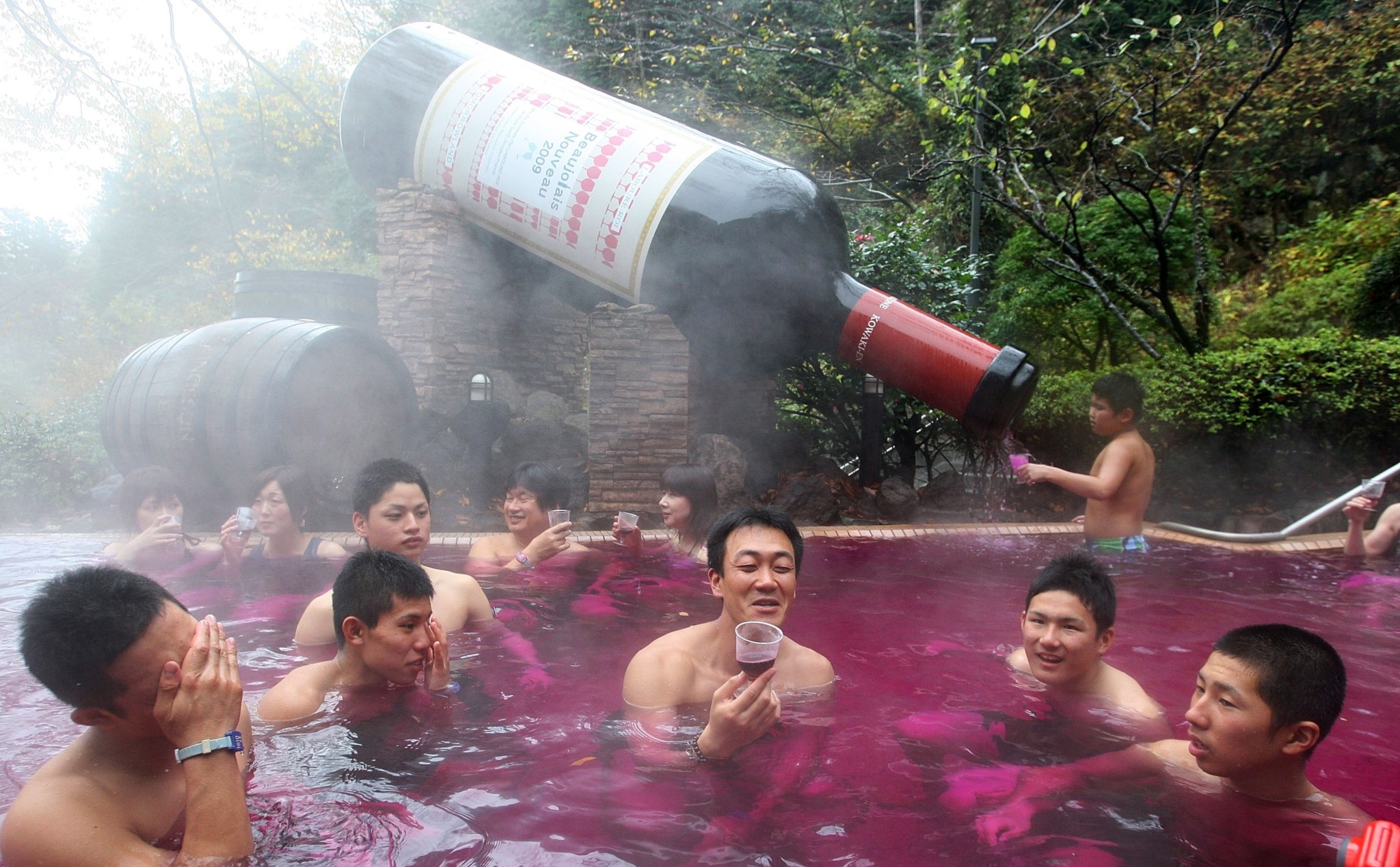 Το ιαπωνικό μυστικό πίσω από το μπάνιο σε πισίνα γεμάτη από κρασί