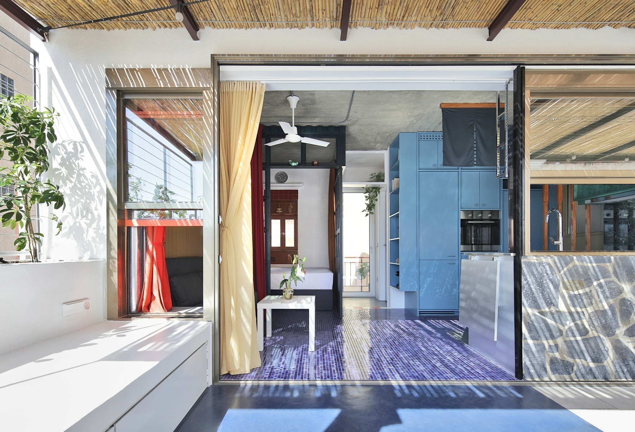 Το φαινόμενο των 50 τετραγωνικών: Γιατί τα μικρά ανακαινισμένα σπίτια κάνουν θραύση στην αγορά Το φαινόμενο των 50 τετραγωνικών: Γιατί τα μικρά ανακαινισμένα σπίτια κάνουν θραύση στην αγορά