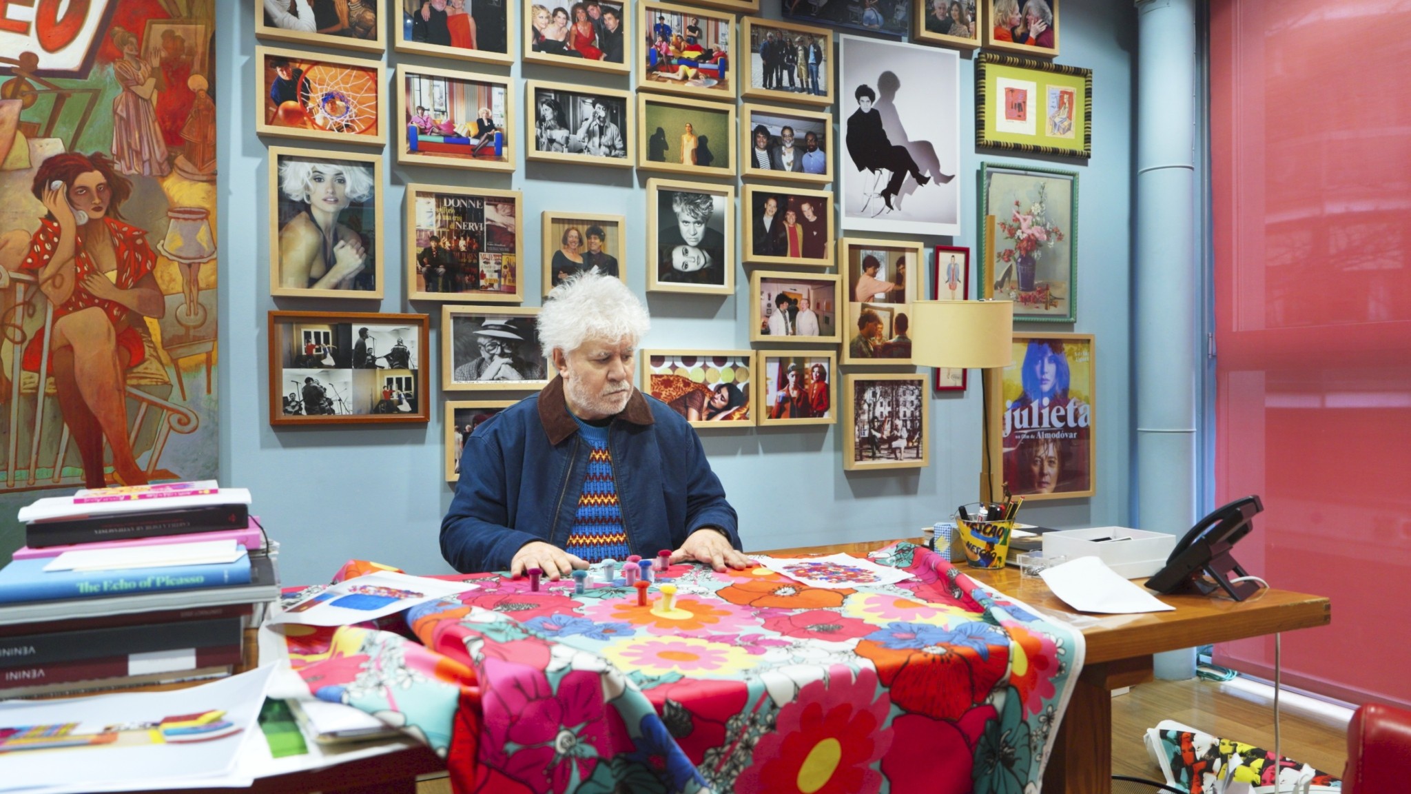 Συνέντευξη Πέδρο Αλμοδόβαρ: Το πολυχρωματικό σύμπαν του μεγάλου σκηνοθέτη
