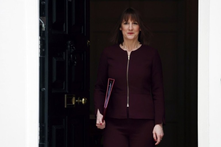 M. Βρετανία: O προϋπολογισμός της Ριβς μεταθέτει τα προβλήματα στο μέλλον