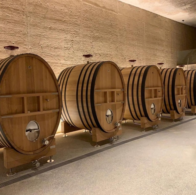 Ρολόι τουρμπιγιόν, πράσινο μετάξι και βαρέλια από δρυ – Αυτοί είναι οι λόγοι που κοστίζουν τόσο ακριβά