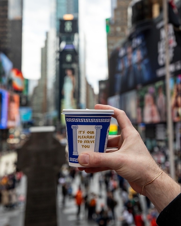 Anthora: Το ελληνικό ποτήρι που έγινε σύμβολο της Νέας Υόρκης