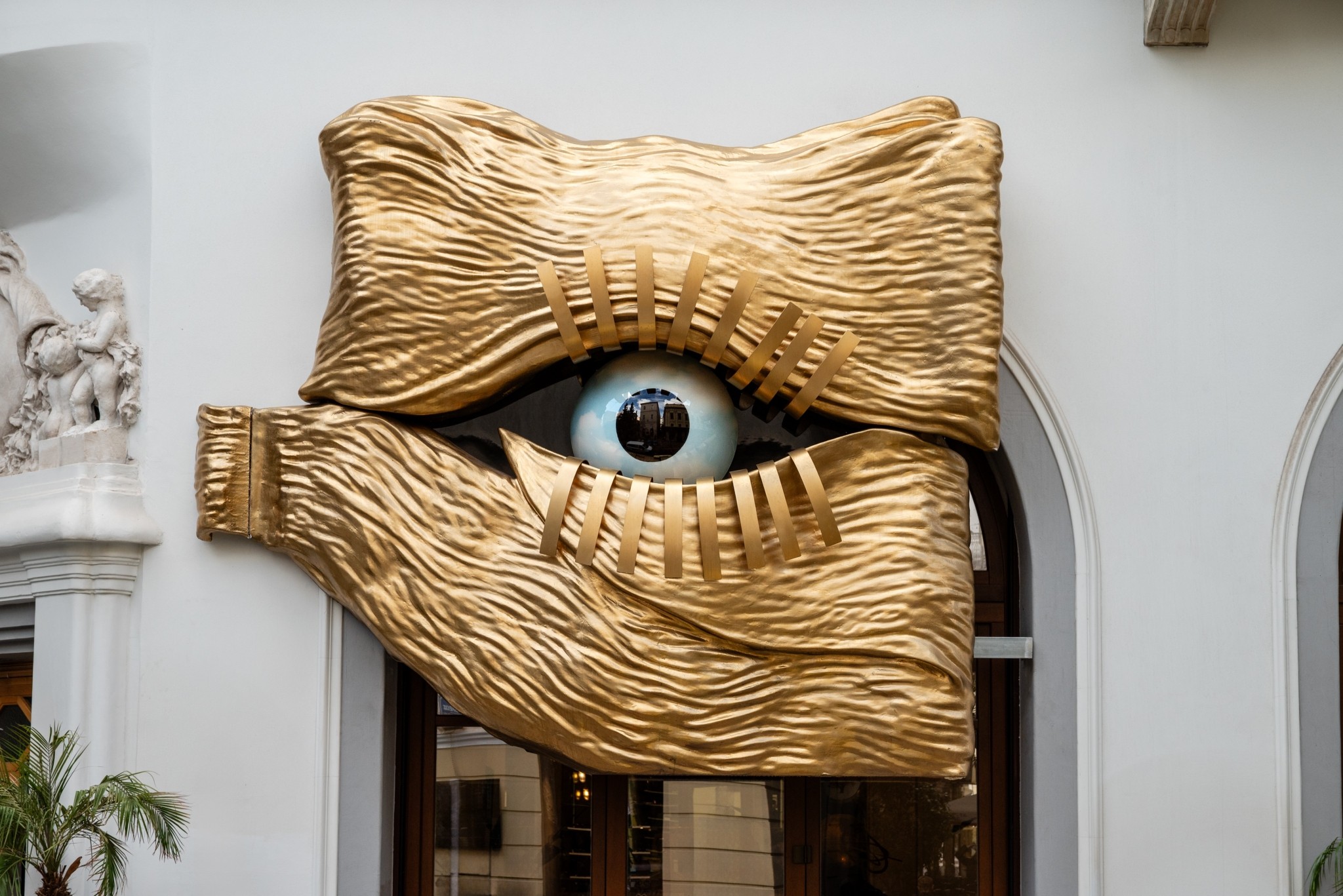 Όλα τα βλέμματα στραμμένα στο THE DOLLI – Το εντυπωσιακό installation του ξενοδοχείου