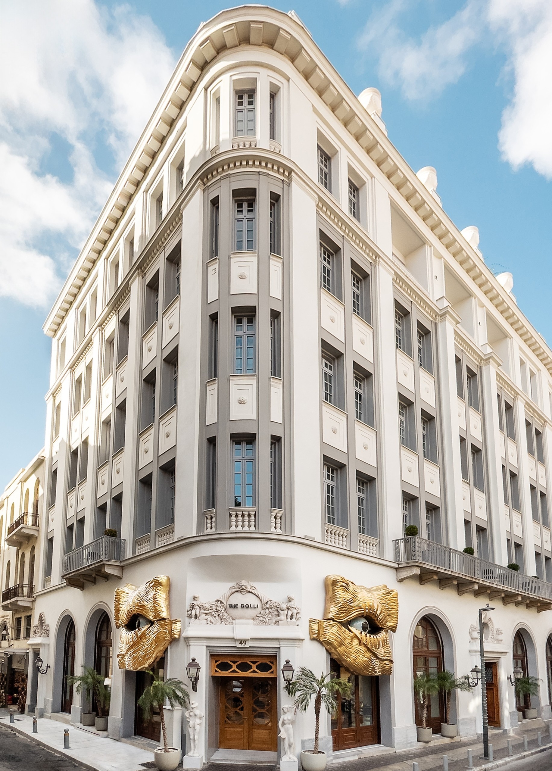 Όλα τα βλέμματα στραμμένα στο THE DOLLI – Το εντυπωσιακό installation του ξενοδοχείου