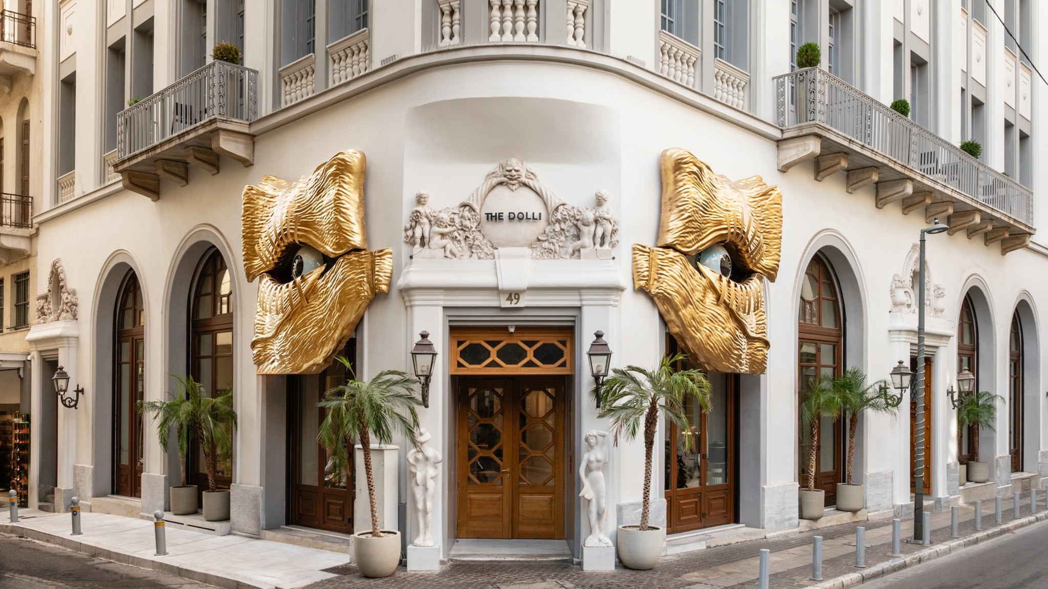 Όλα τα βλέμματα στραμμένα στο THE DOLLI – Το εντυπωσιακό installation του ξενοδοχείου