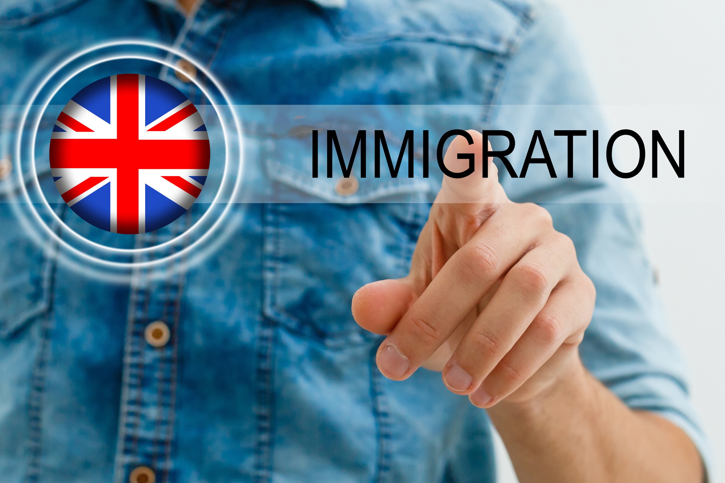 «Fast pass» βίζας αλλά μόνο για τους πλούσιους μετανάστες θεσπίζει η Βρετανία | Ειδήσεις για την Οικονομία