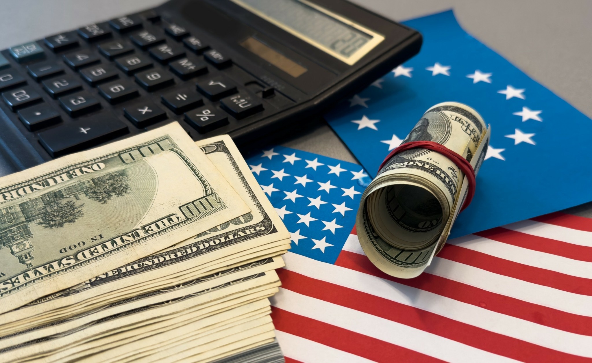 ΗΠΑ: Οικονομία δυο ταχυτήτων – Οι πλούσιοι ξοδεύουν, οι μεσαίοι πιέζονται (γραφήματα)