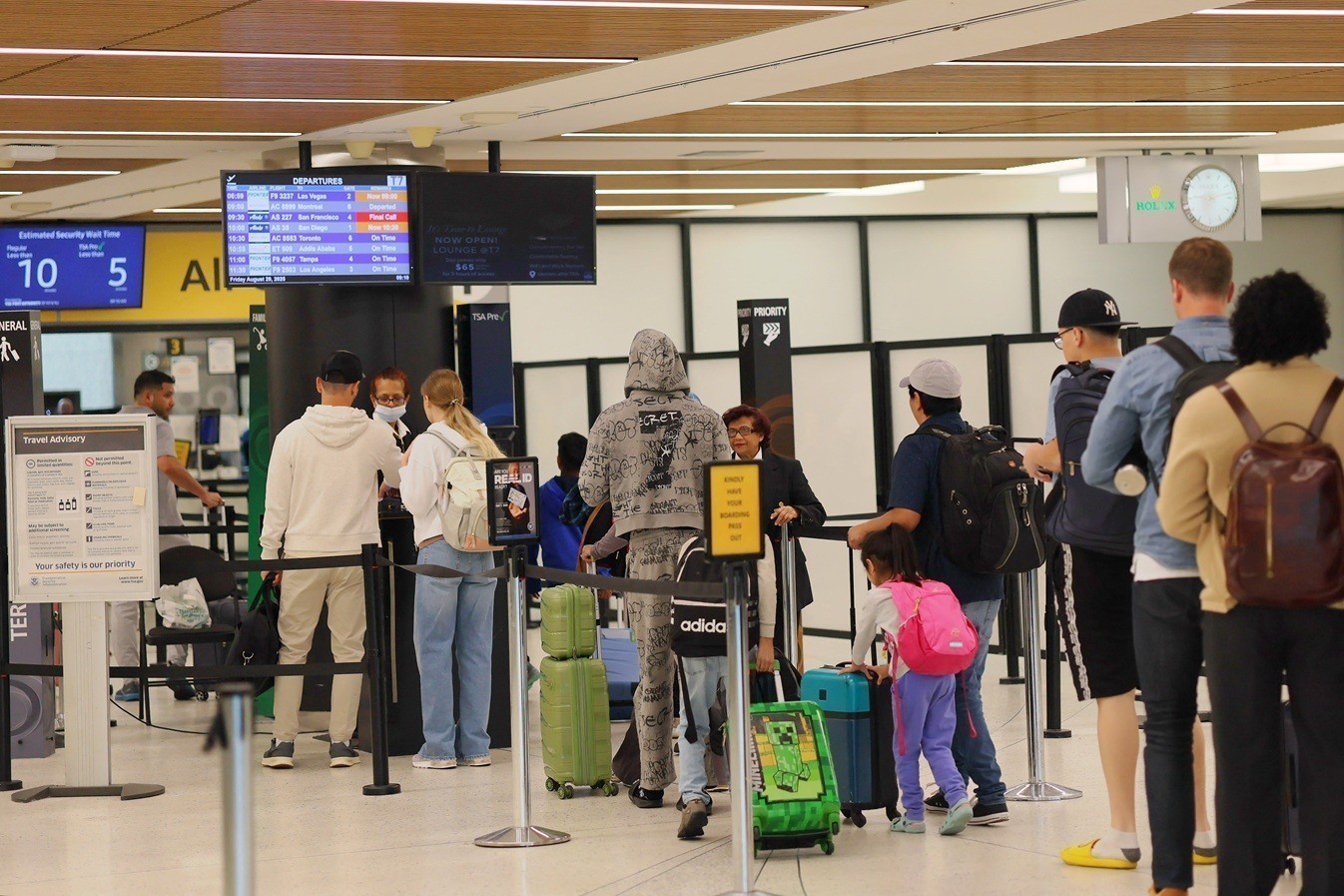 ΗΠΑ: Αποκαθίσταται σταδιακά η κίνηση στα αεροδρόμια μετά το χάος που έφερε το κυβερνητικό shutdown | Ειδήσεις για την Οικονομία