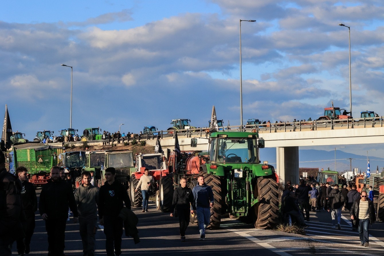 Αγροτικές κινητοποιήσεις: Κομμένη στα δύο η χώρα – Κλειστή η ΠΑΘΕ και ο Ε-65 | Ειδήσεις για την Οικονομία