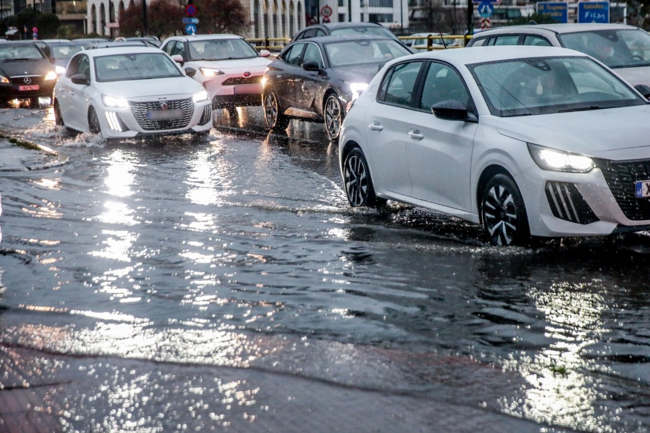 Κακοκαιρία Adel: Νέο έκτακτο δελτίο από την ΕΜΥ – Μέχρι το μεσημέρι οι καταιγίδες στην Αττική, πού είναι κλειστά σχολεία | Ειδήσεις για την Οικονομία