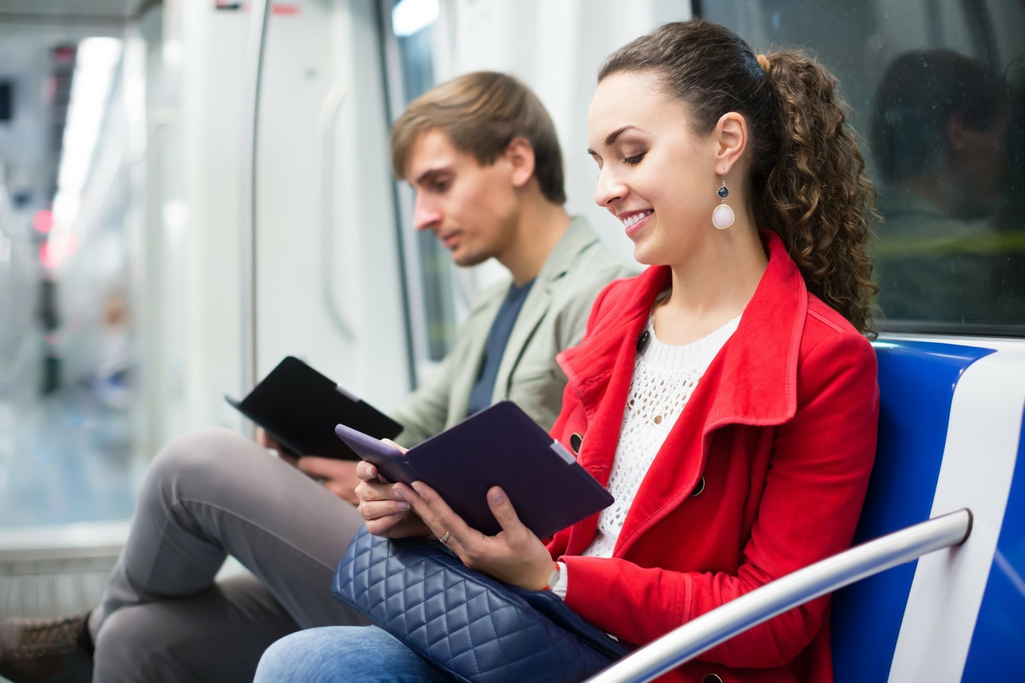 Αναλογική τσάντα: Το trend του «χωρίς scrolling» και η νέα ψηφιακή αποσύνδεση (vid)