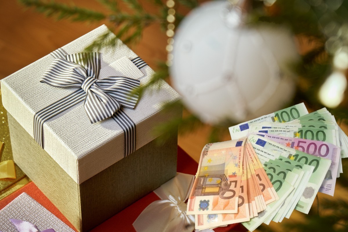 Δώρο Χριστουγέννων: Πώς υπολογίζεται και μέχρι πότε πρέπει να το λάβουν οι εργαζόμενοι | Ειδήσεις για την Οικονομία