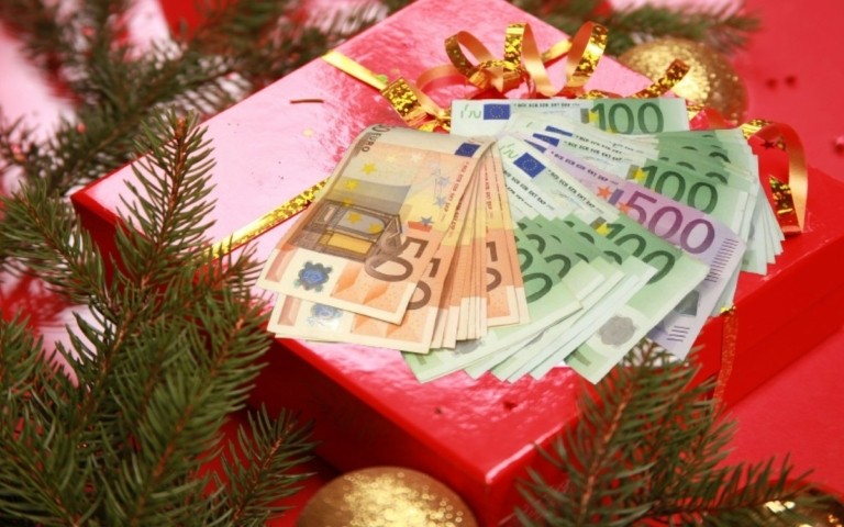 Δώρο Χριστουγέννων 2025: Πώς υπολογίζεται, πότε καταβάλλεται και ποιοι το δικαιούνται