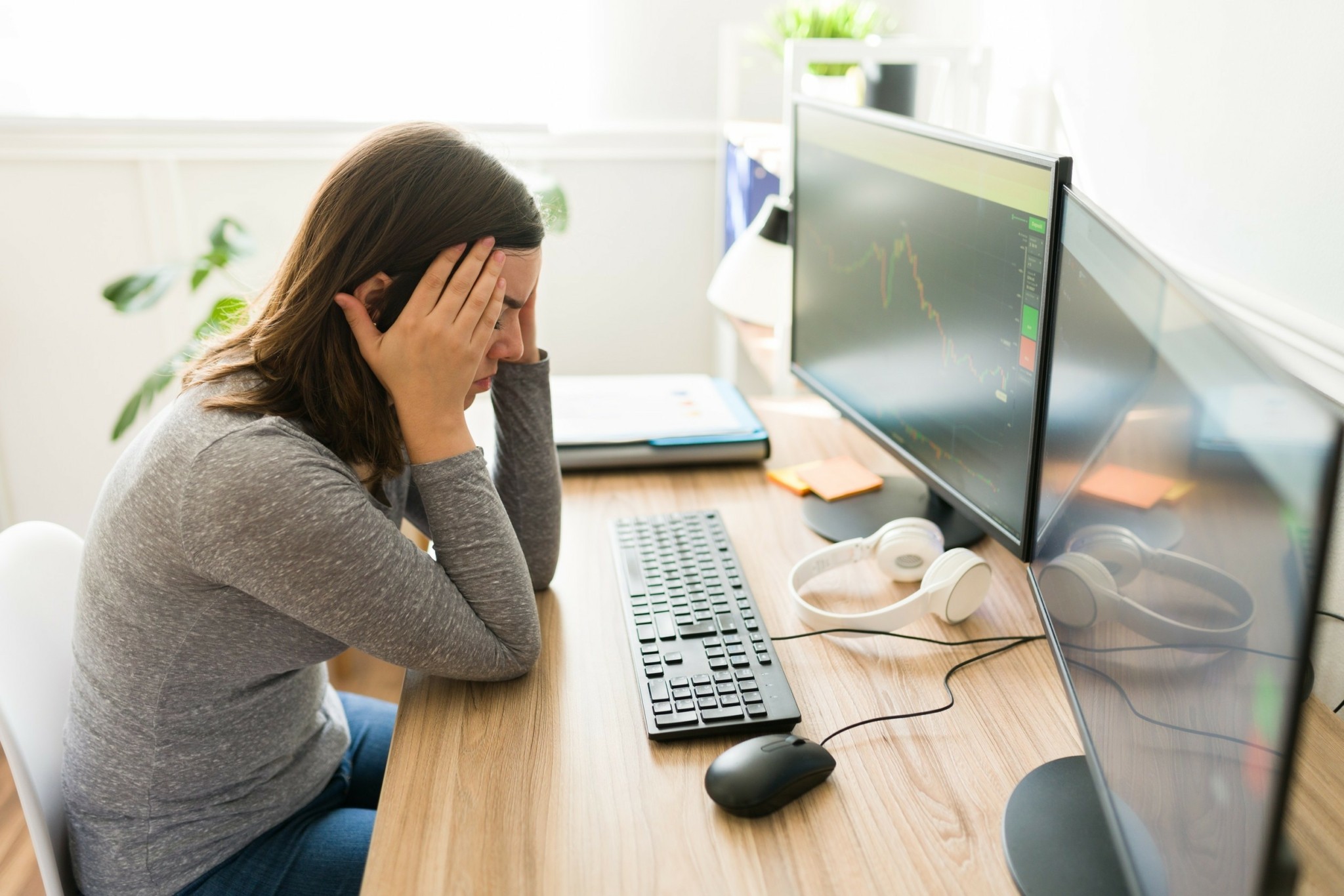 Η «χαμένη γενιά» της τεχνητής νοημοσύνης – Γιατί οι νέοι εργαζόμενοι νιώθουν πιο δυστυχισμένοι από ποτέ