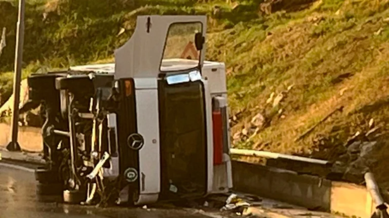 Θανατηφόρο τροχαίο στο Κερατσίνι: Νεκρή η 54χρονη μητέρα του οδηγού του φορτηγού που ανετράπη (vid) (upd)