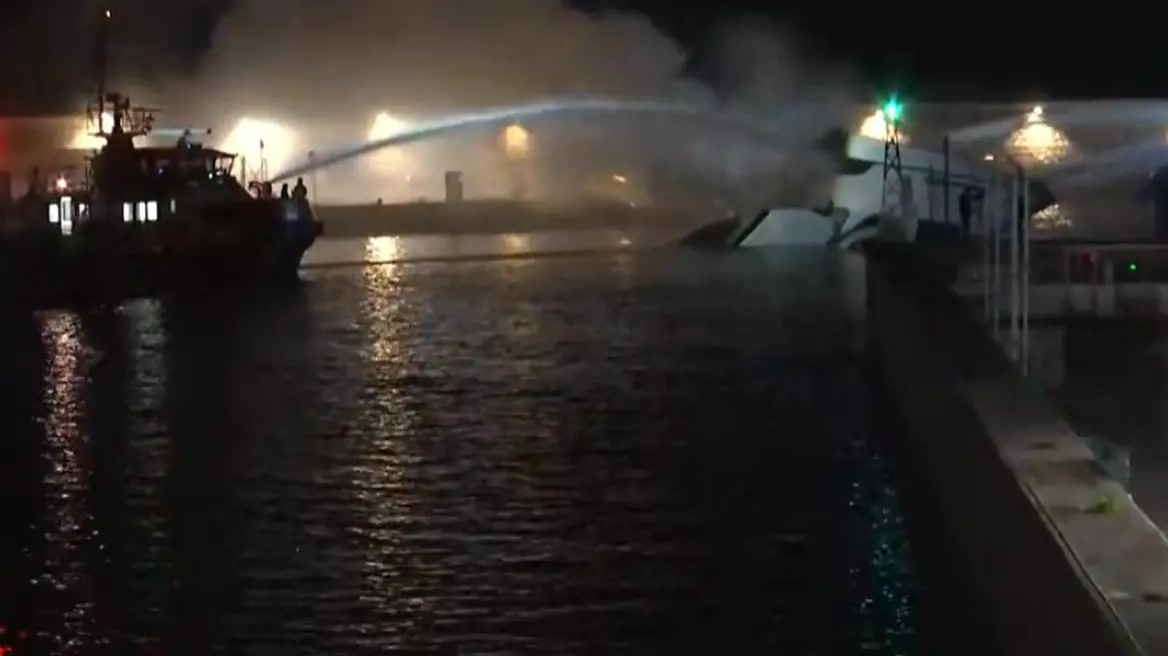 Στις φλόγες τυλίχθηκαν σκάφη στην Ακτή Θεμιστοκλέους | Ειδήσεις για την Οικονομία