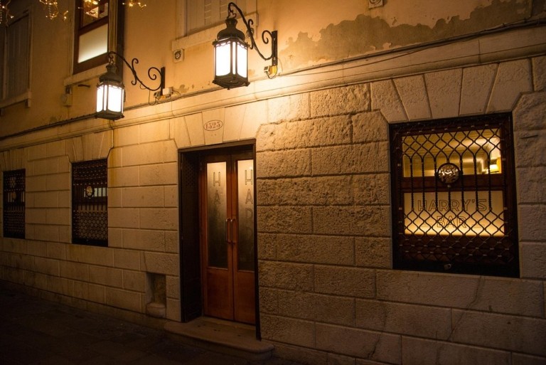 Harry’s Bar: Η ιστορία πίσω από το πιο διάσημο μπαρ της Βενετίας