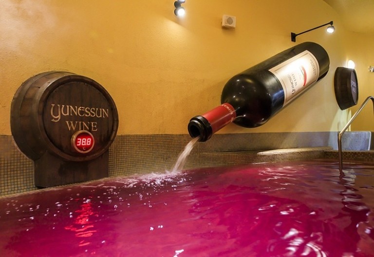 Το ιαπωνικό μυστικό πίσω από το μπάνιο σε πισίνα γεμάτη από κρασί