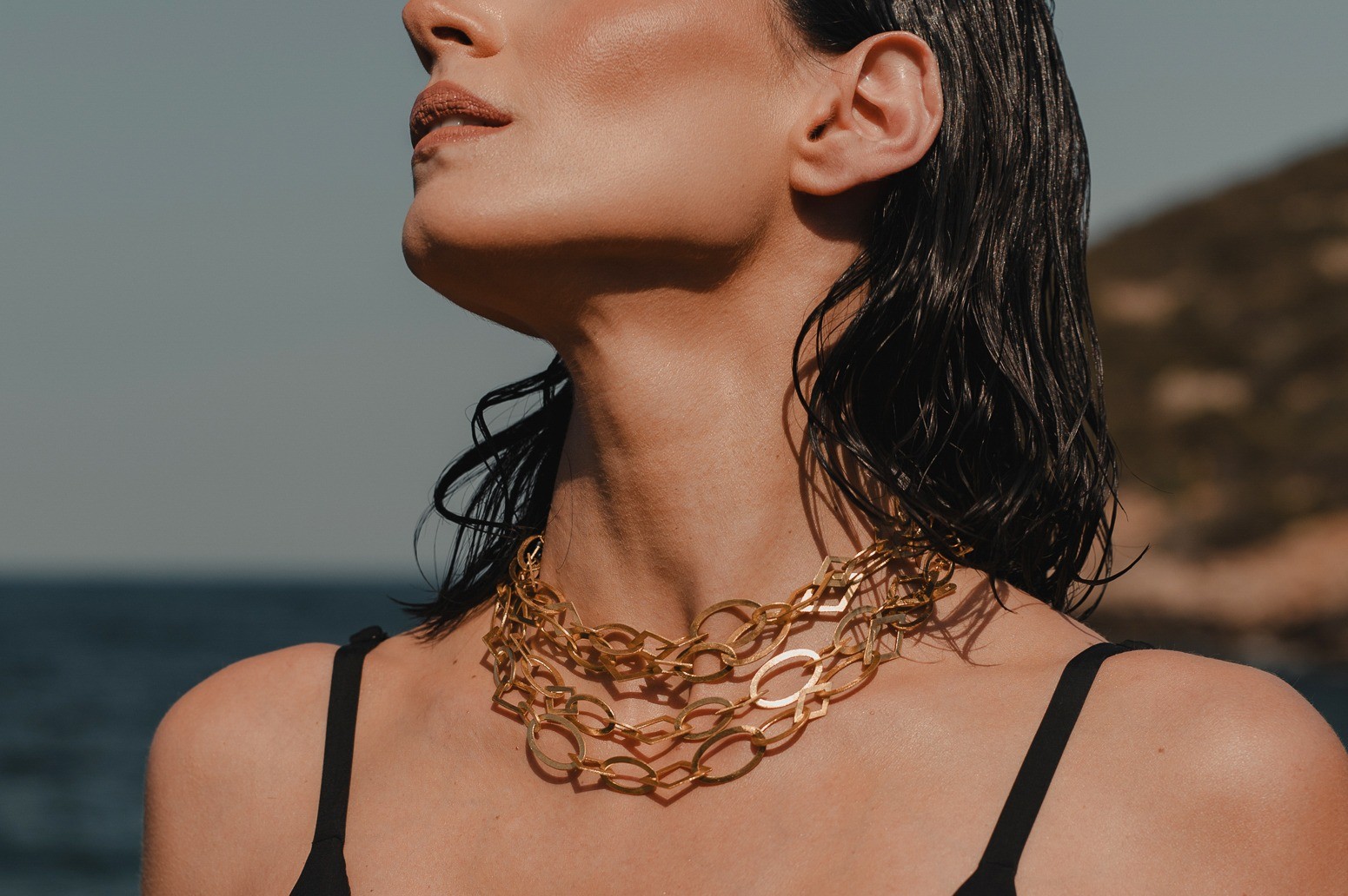 Η Μυρτώ Κατραμάδου σχεδιάζει κοσμήματα που αφηγούνται ιστορίες