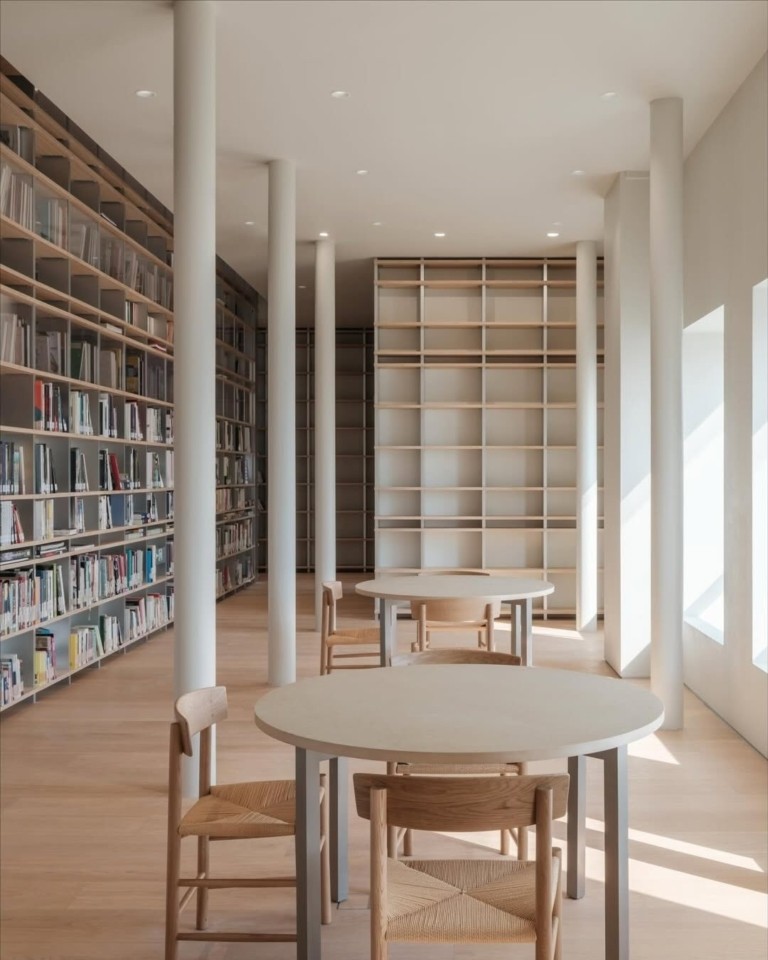 Η εντυπωσιακή βιβλιοθήκη σύγχρονης τέχνης που δημιούργησε η Chanel