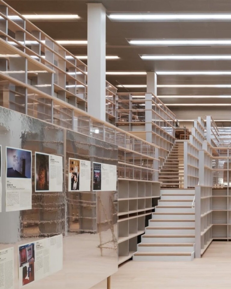 Η εντυπωσιακή βιβλιοθήκη σύγχρονης τέχνης που δημιούργησε η Chanel