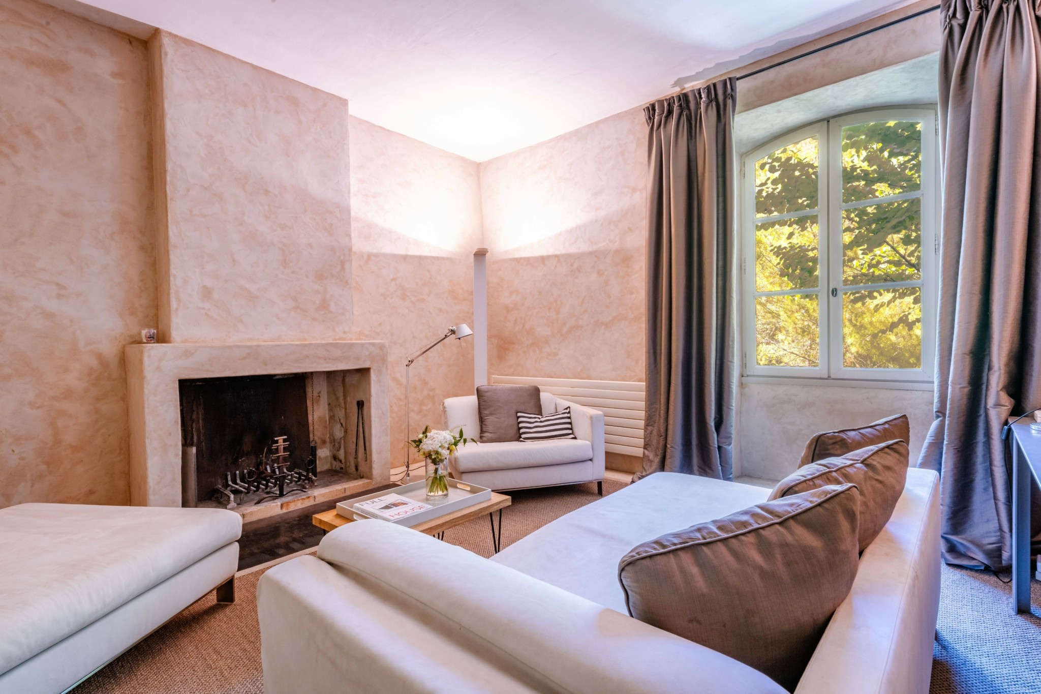 Λεβάντες, αμπελώνες και μεσαιωνικά χωριά: Παραμυθένιες αγροικίες στην καρδιά της Προβηγκίας