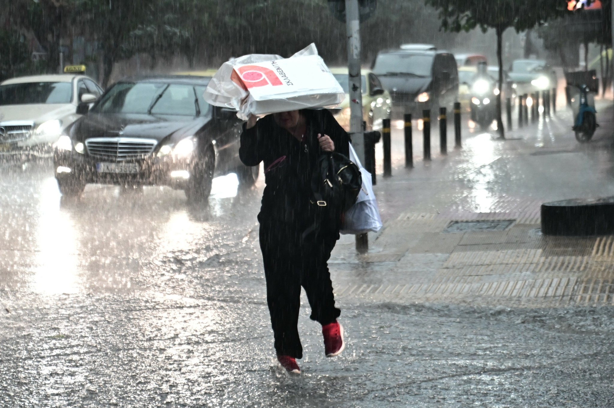 Έντονες βροχοπτώσεις στην Αττική – Νέο έκτακτο δελτίο από την ΕΜΥ (pics)