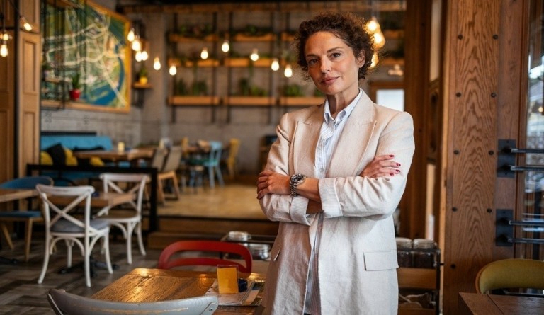 Δίπλα στις πολύ μικρές και μικρές επιχειρήσεις, δίπλα στην κοινωνία