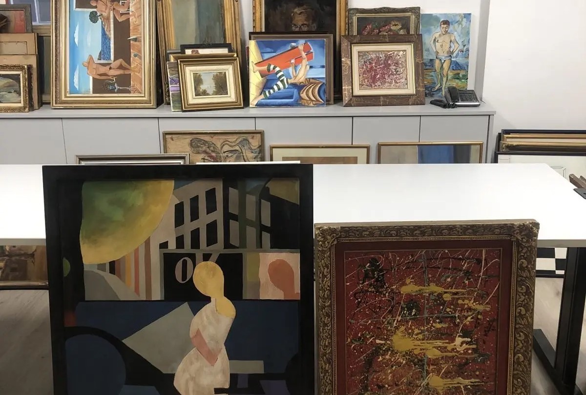 ΕΛΑΣ: Συνέλαβε δύο μέλη κυκλώματος με 480 πλαστούς πίνακες ζωγραφικής (pics+vid) | Ειδήσεις για την Οικονομία