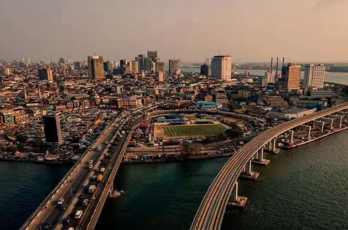 Νιγηρία: Οι ξένοι μένουν σε σπίτια άνω του 1 εκατ., ενώ οι ντόπιοι ζουν μόνο με $2 ανά ημέρα | Ειδήσεις για την Οικονομία