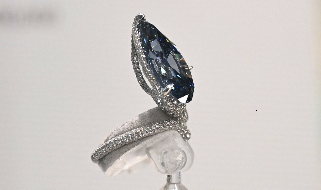 Ελβετία: Μπλε διαμάντι πουλήθηκε για πάνω από 25 εκατ. δολάρια σε δημοπρασία του Christie’s | Ειδήσεις για την Οικονομία