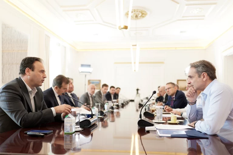 Σύσκεψη στο Μαξίμου υπό τον Μητσοτάκη: Ψηφιακό μπλόκο για την προστασία ανηλίκων από καπνό και αλκοόλ