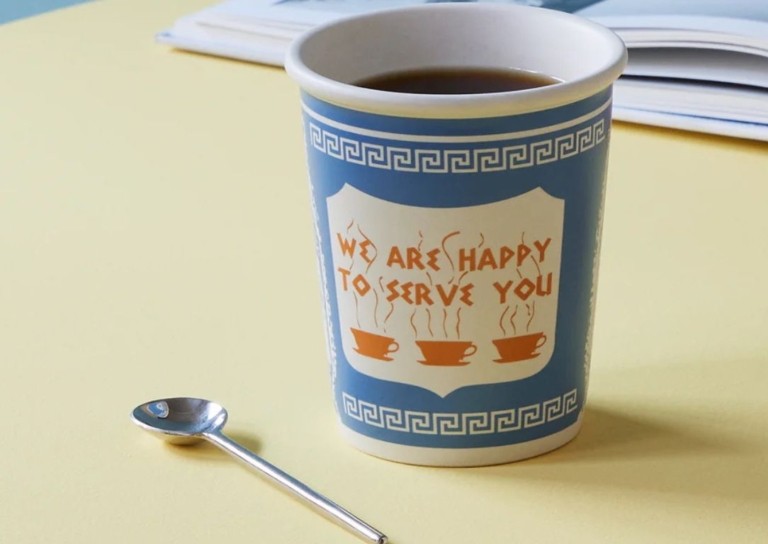 Anthora: Το ελληνικό ποτήρι που έγινε σύμβολο της Νέας Υόρκης