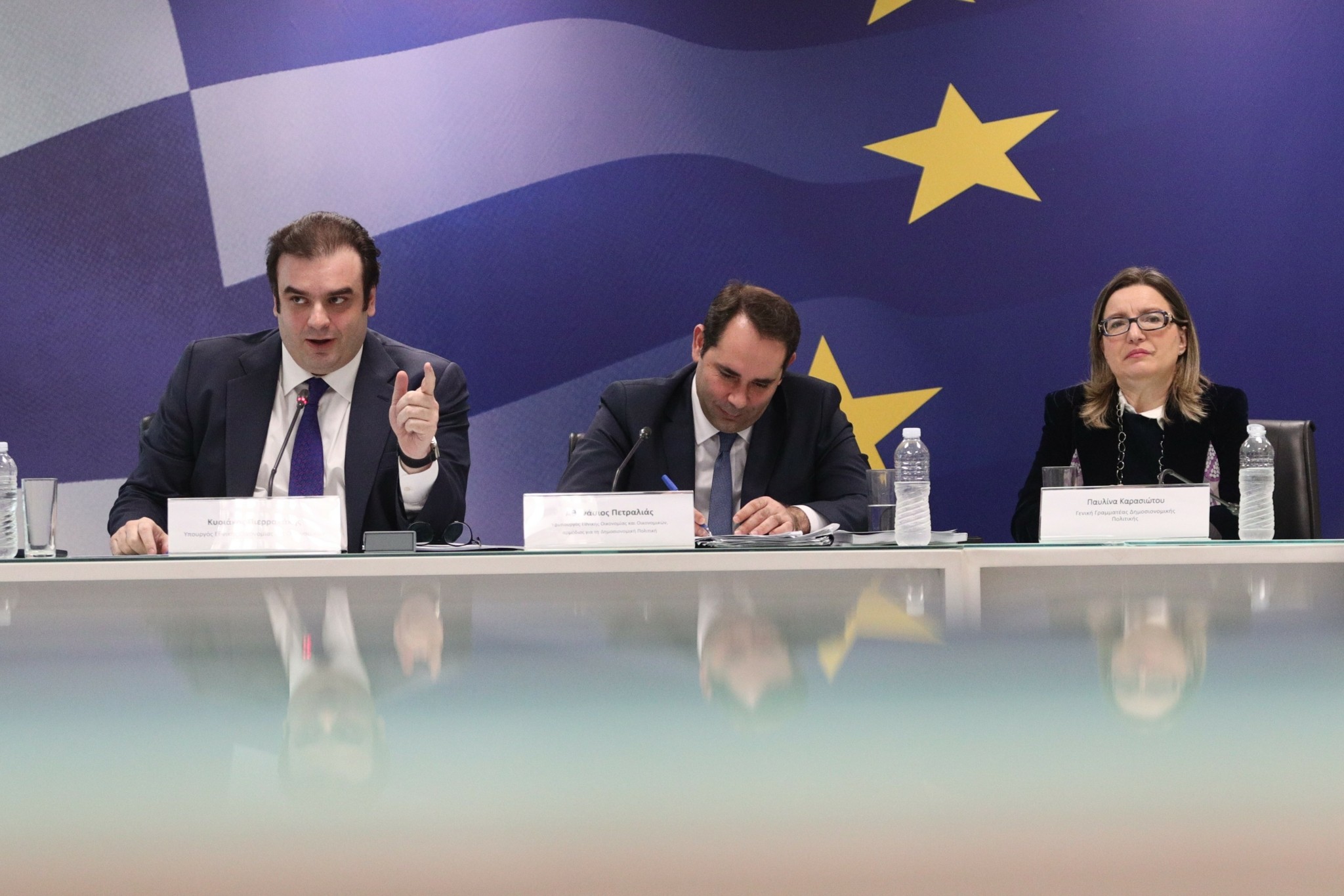 Όλα τα μέτρα για μισθούς, φόρους και συντάξεις που περιλαμβάνει ο προϋπολογισμός 2026 (πίνακες)