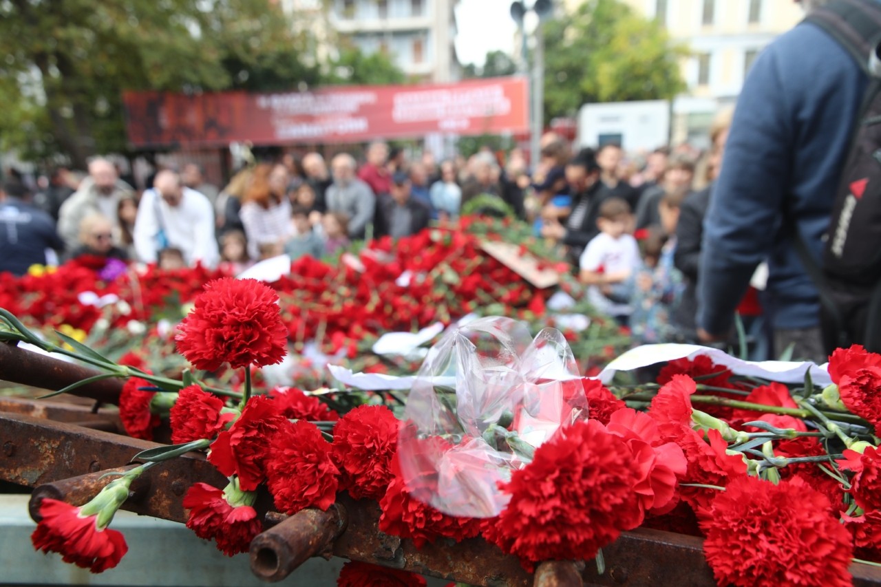 Πλήθος κόσμου τιμά την 52η επέτειο της εξέγερσης του Πολυτεχνείου – Ποιοι σταθμοί του Μετρό κλείνουν από τις 14:00 (pics) | Ειδήσεις για την Οικονομία